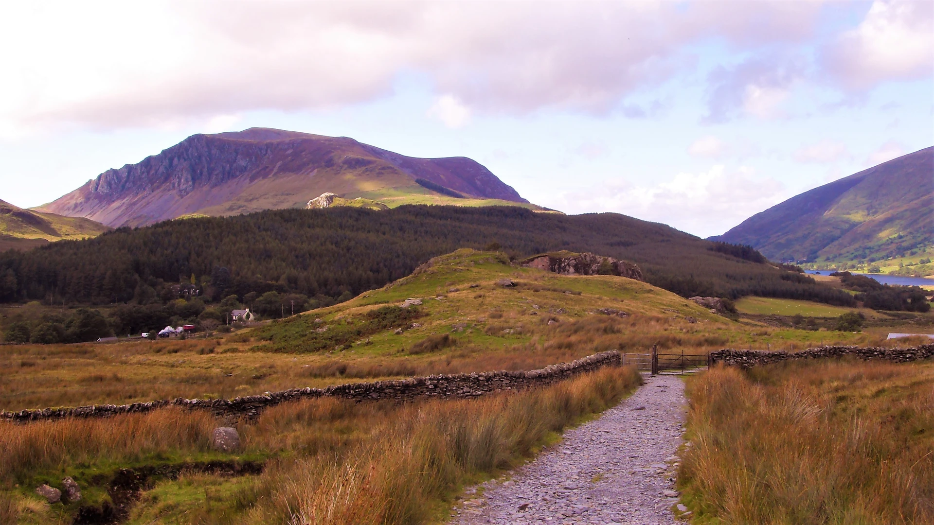An image depicting the trail Rhyd Ddu Path and its surrounding area.