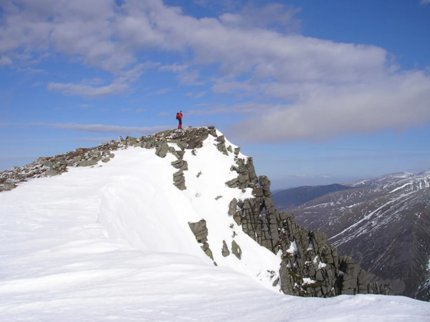 An image depicting the trail Sgor Gaoith and Mullach Clach a' Bhlair Loop from Glen Feshie and its surrounding area.