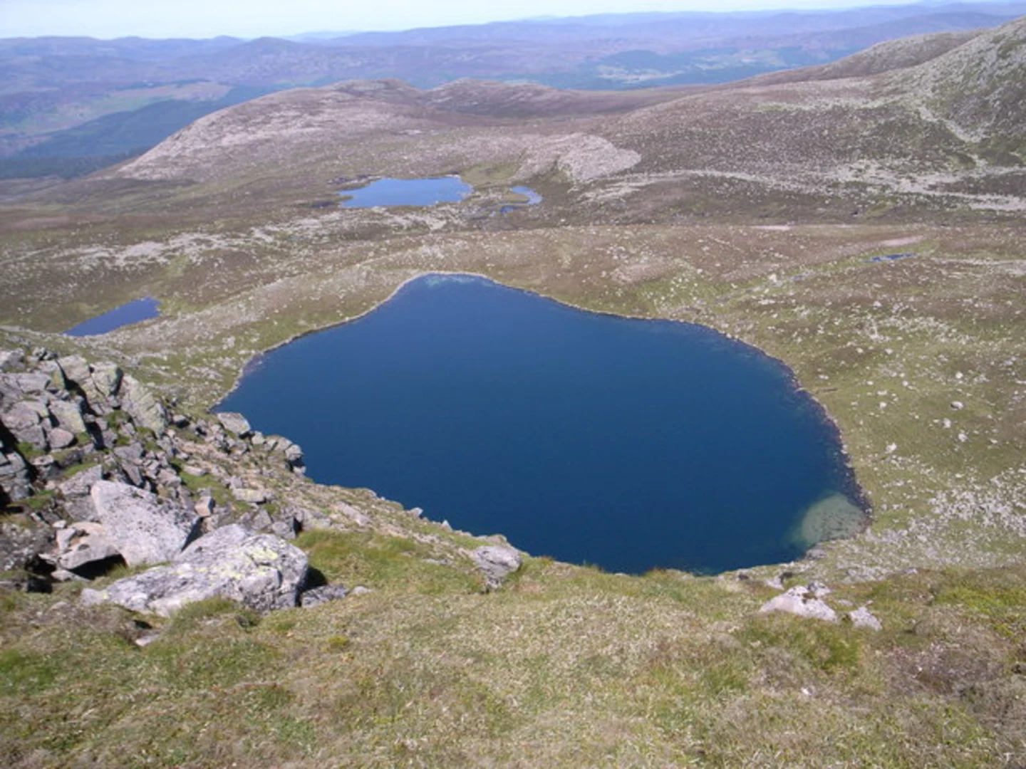 An image depicting the trail Càrn a' Choire Bhòidheach and Cac Carn Beag Loop from Braemar and its surrounding area.