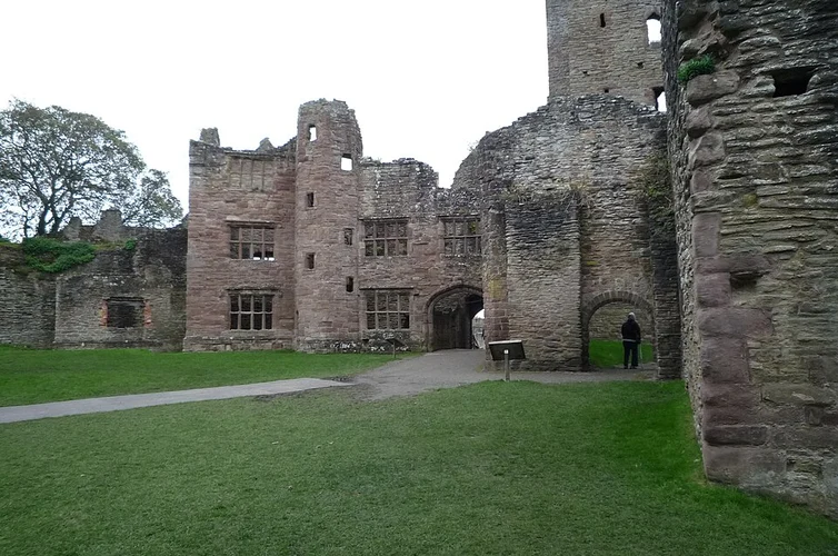 Ludlow Castle and Dinham Weir Wild Swimming Loop