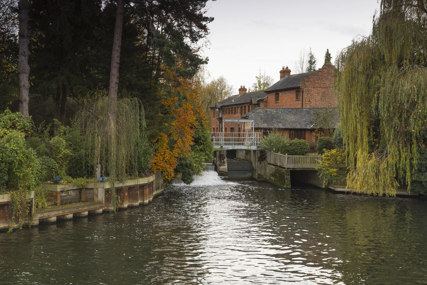 An image depicting the trail Henley-on-Thames to Marlow along the Thames Path and its surrounding area.
