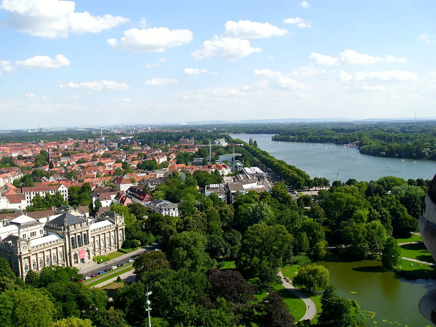 An image depicting the trail Maschsee Loop and its surrounding area.