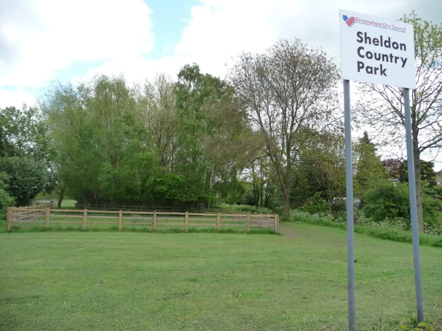 An image depicting the trail Sheldon Recreational Ground Walk and its surrounding area.
