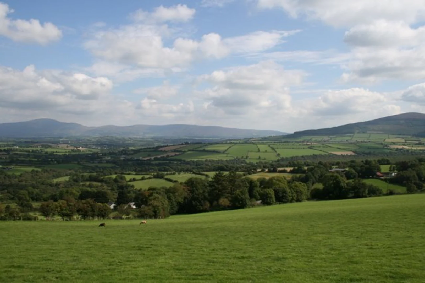 An image depicting the trail Cnoc Bréanainn and its surrounding area.