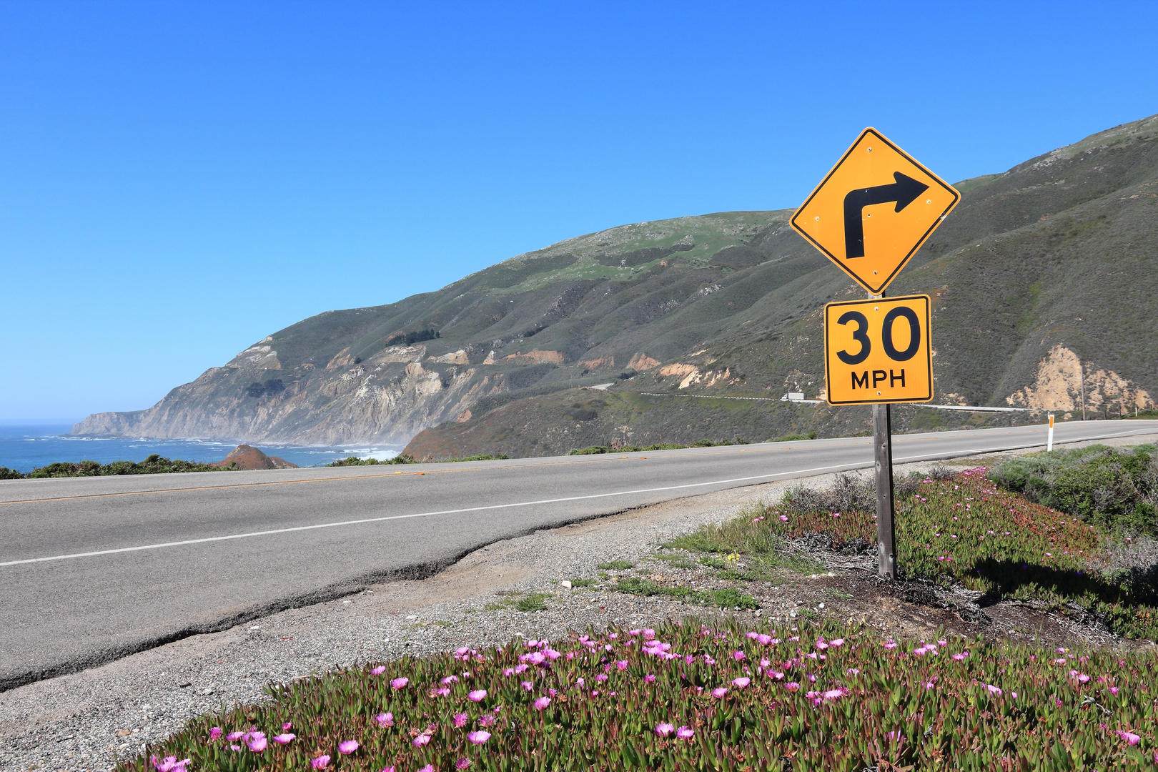 An image depicting the trail Deangulo Trail and Big Sur Trail and its surrounding area.