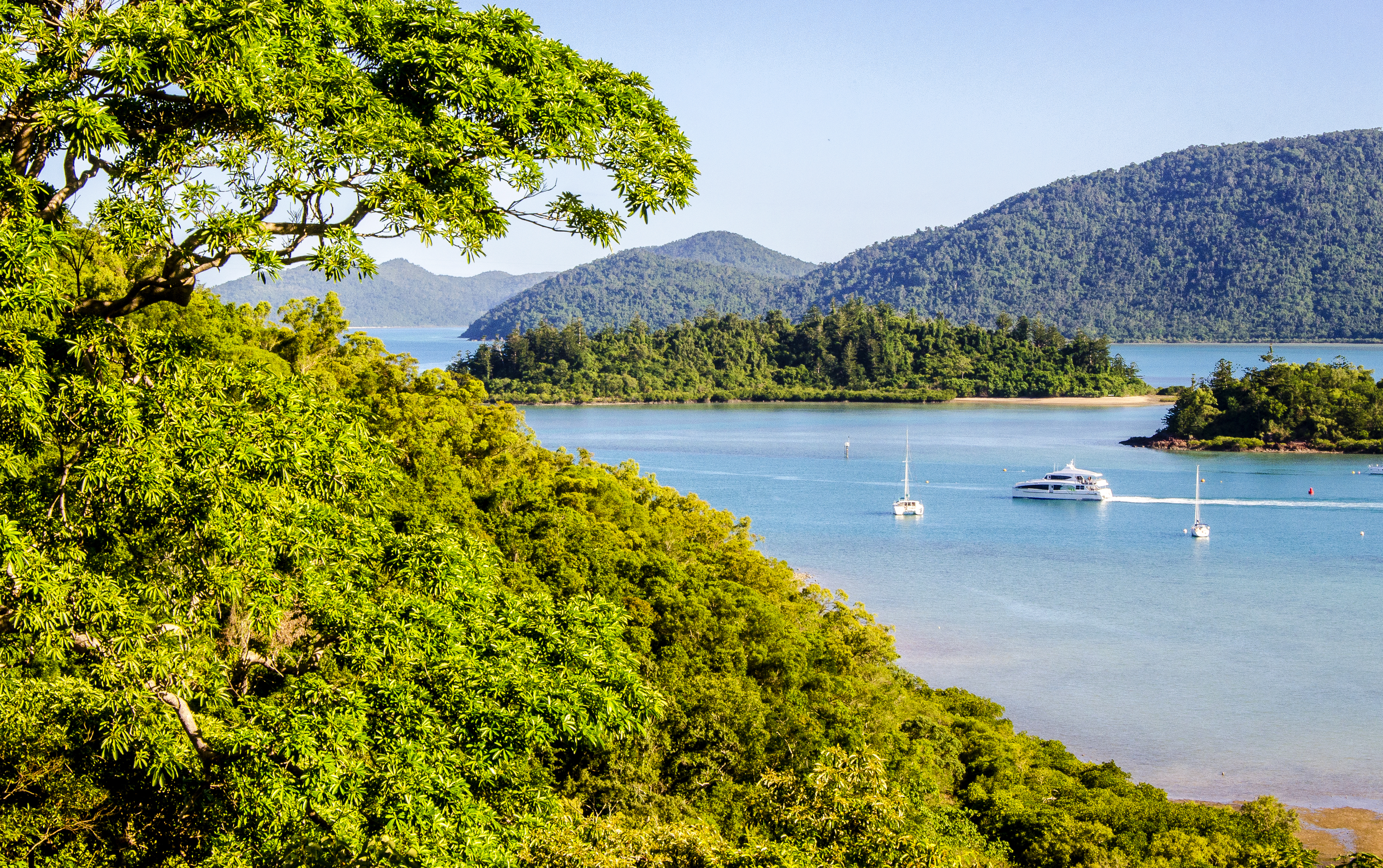 An image depicting the trail Whitsunday Islands National Park and its surrounding area.