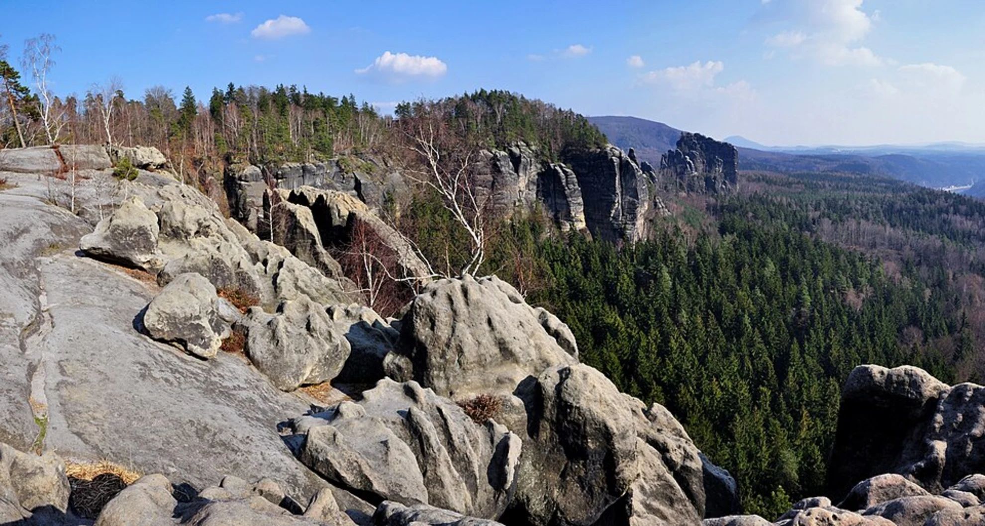 An image depicting the trail Schrammsteine, Hinterer Torsteinkegel and Kleiner Falknerturm Loop via Malerweg and its surrounding area.