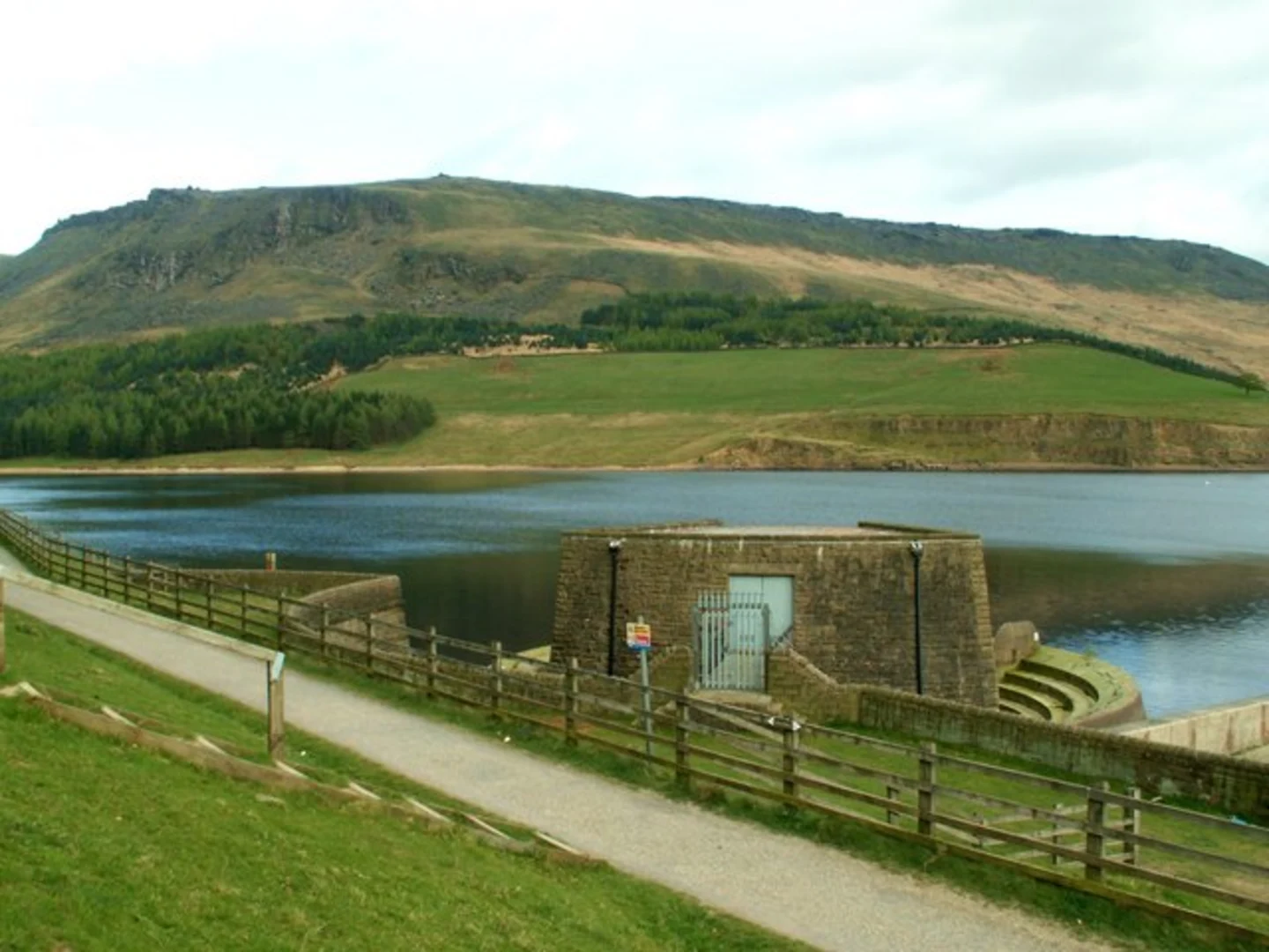 An image depicting the trail Greenfield to Mossley Loop via Dove Stone Reservoir and its surrounding area.