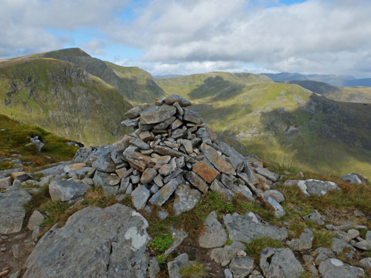 An image depicting the trail Càrn Ghluasaid via An Cruachan and its surrounding area.