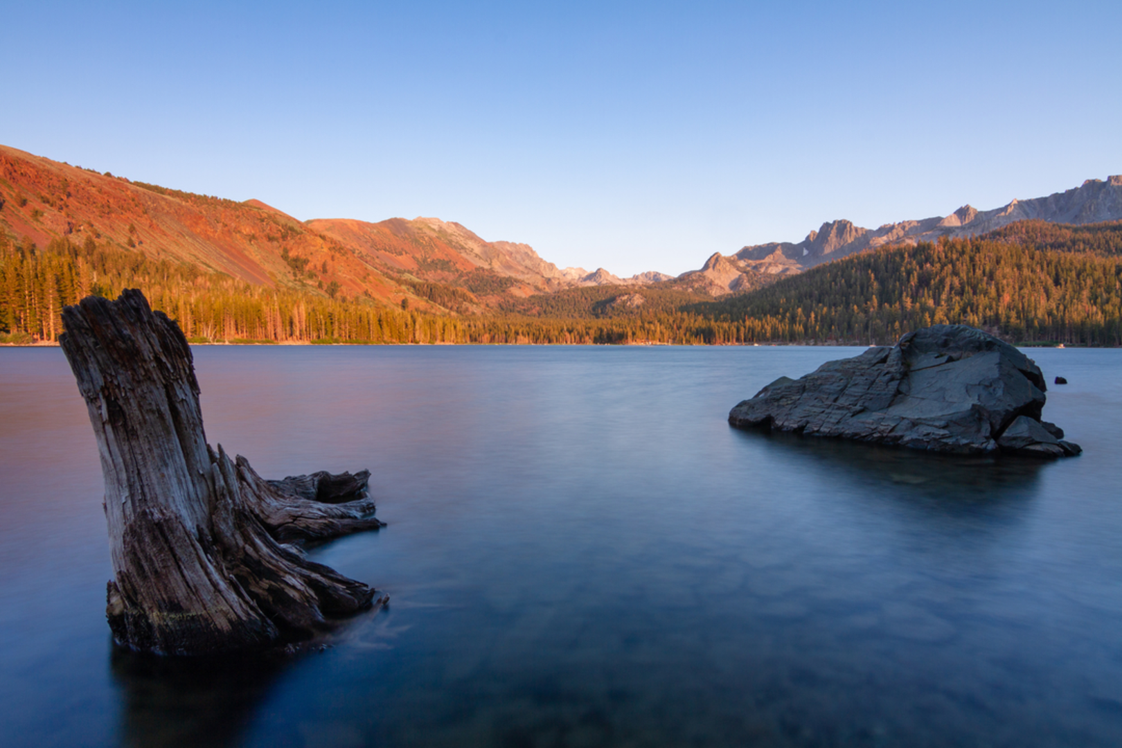 An image depicting the trail Mammoth Lakes Pack Station Trail and its surrounding area.