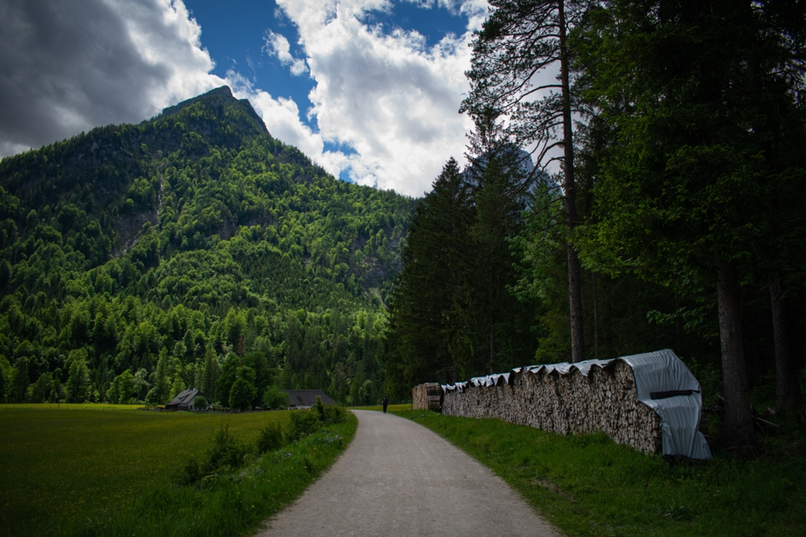 An image depicting the trail Sturmgut - Fröstlalm - Hutterer Böden and its surrounding area.