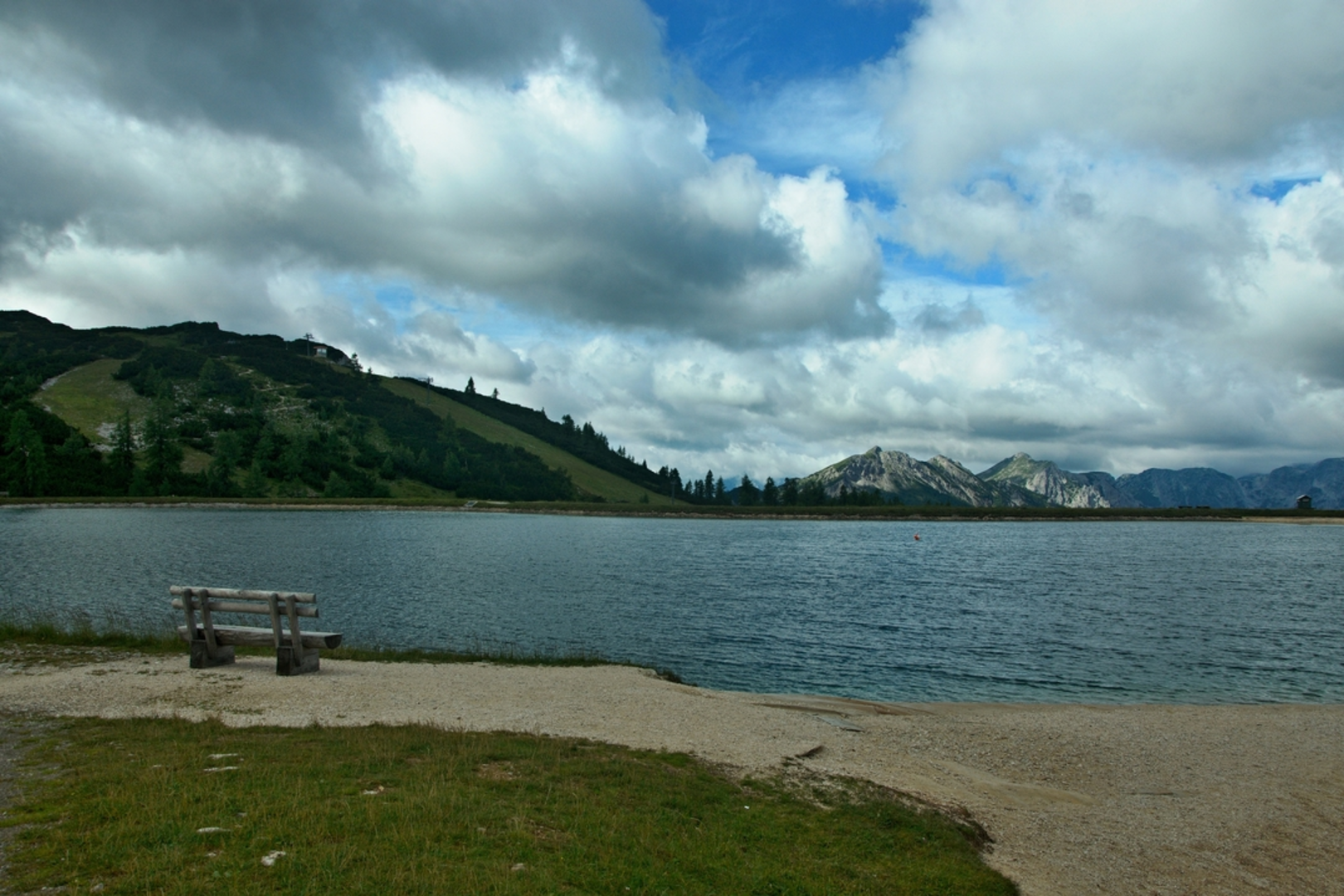An image depicting the trail Höss Alpine Loop Trail and its surrounding area.