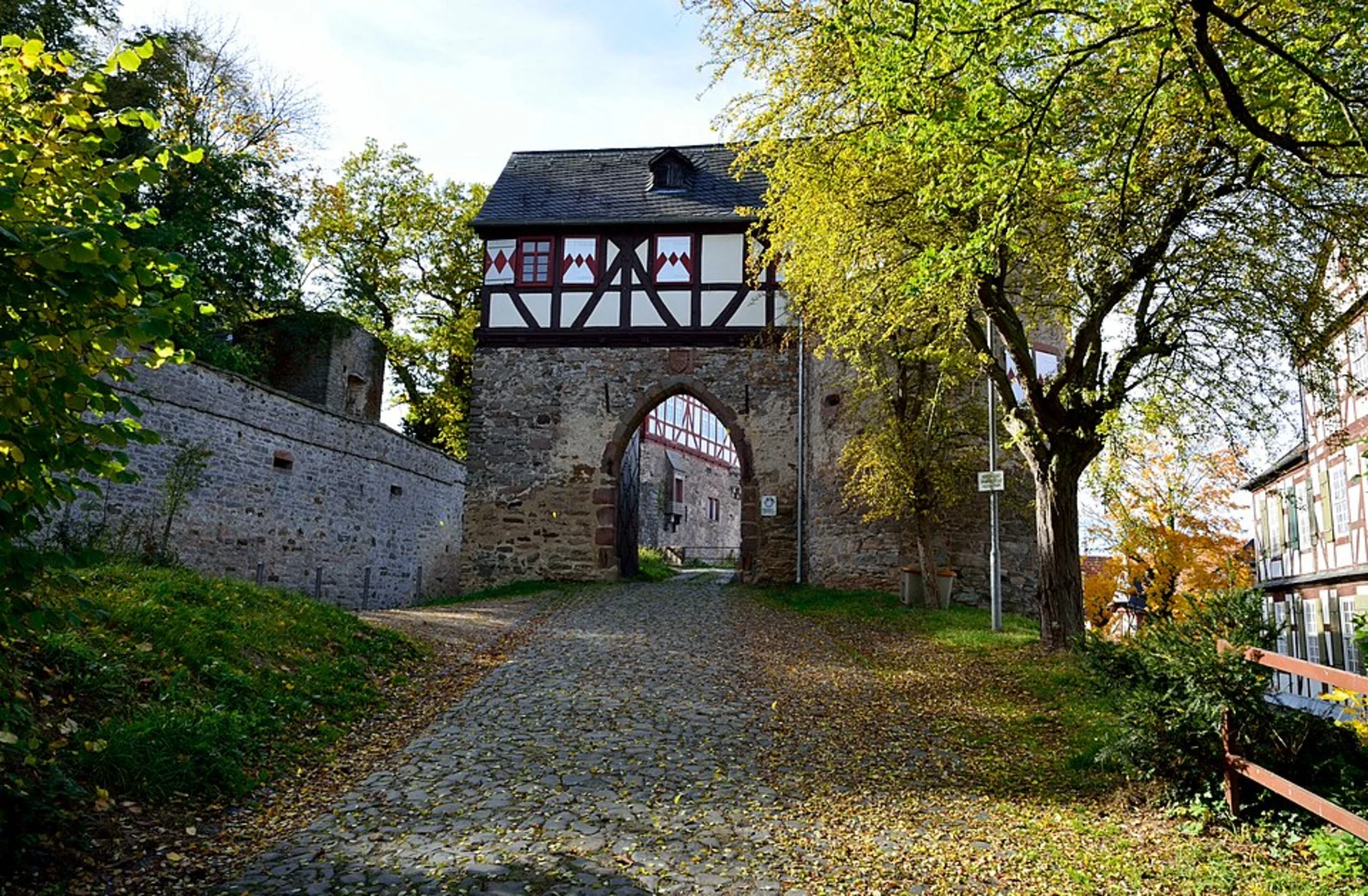 An image depicting the trail Niedenstein - Langenbergweg and Hessenweg and its surrounding area.