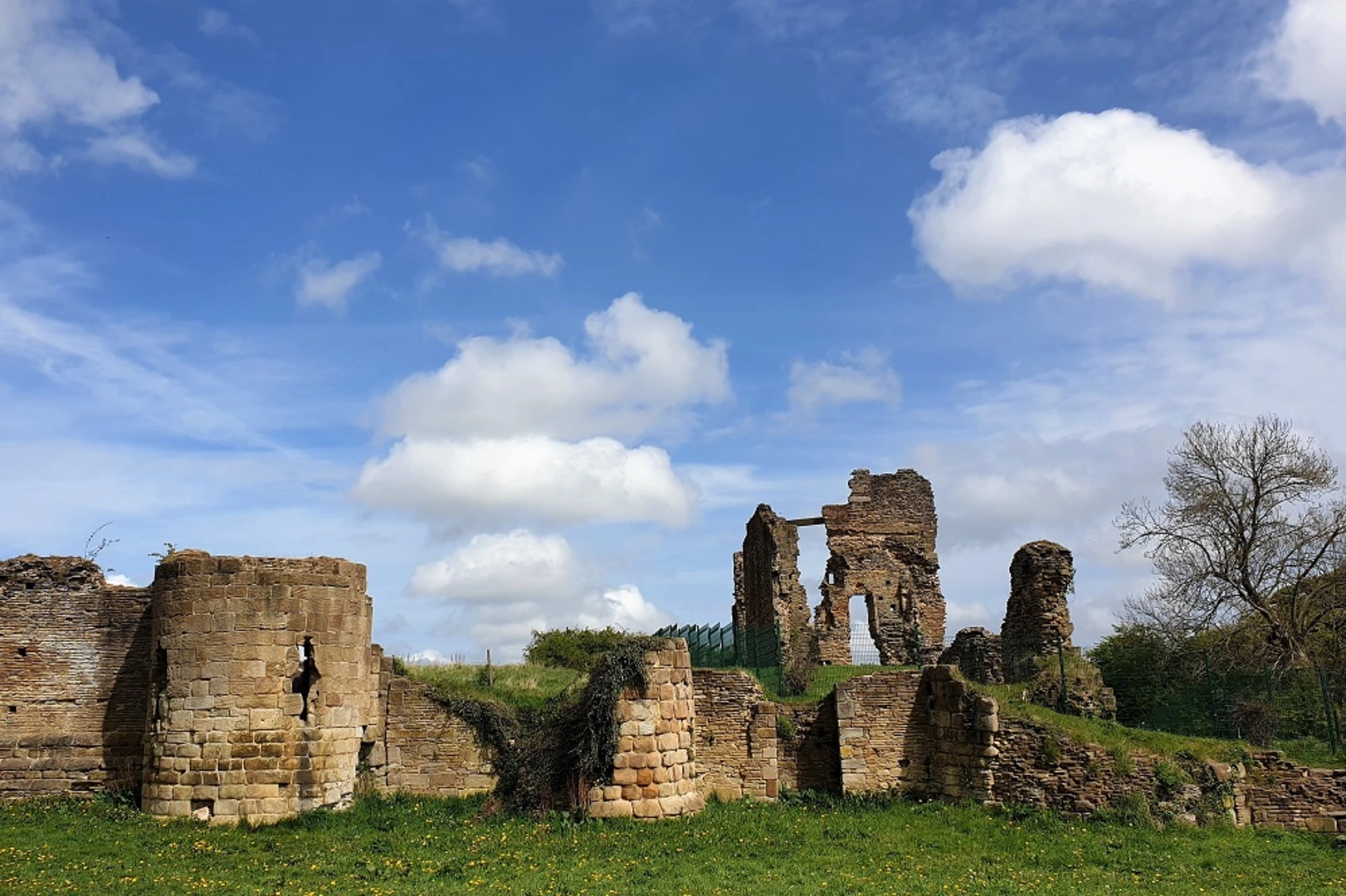 An image depicting the trail Aldercar - Woodlinkin and Stoneyford Loop via Codnor Castle and its surrounding area.