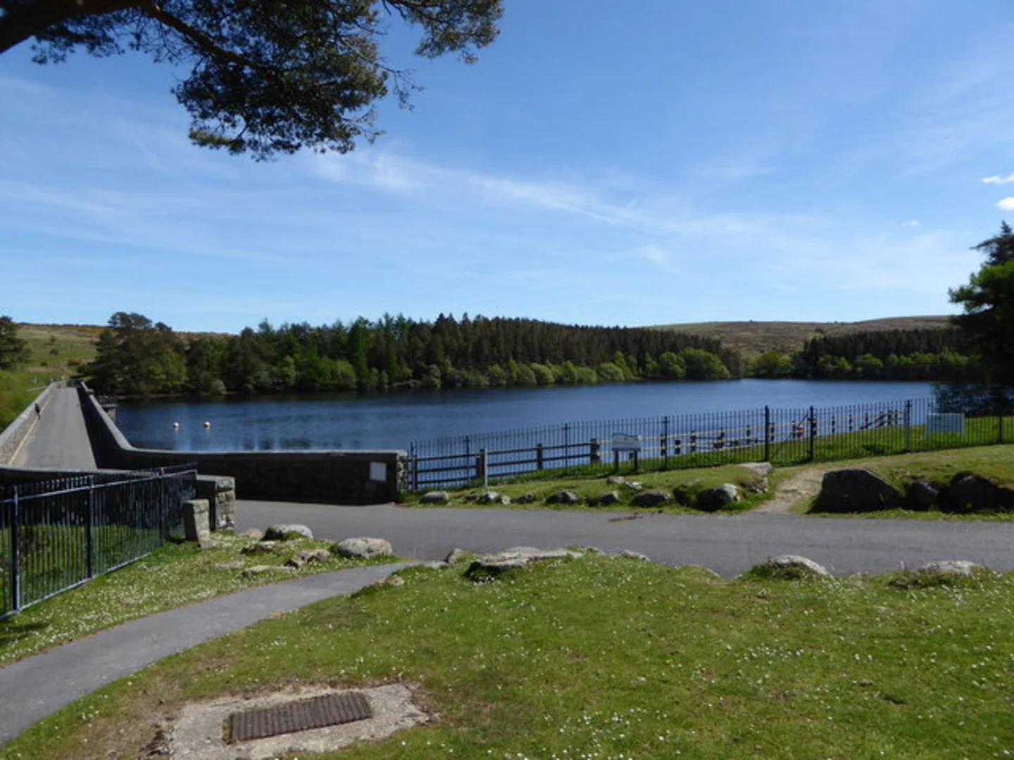 An image depicting the trail Venford Reservoir Loop and its surrounding area.