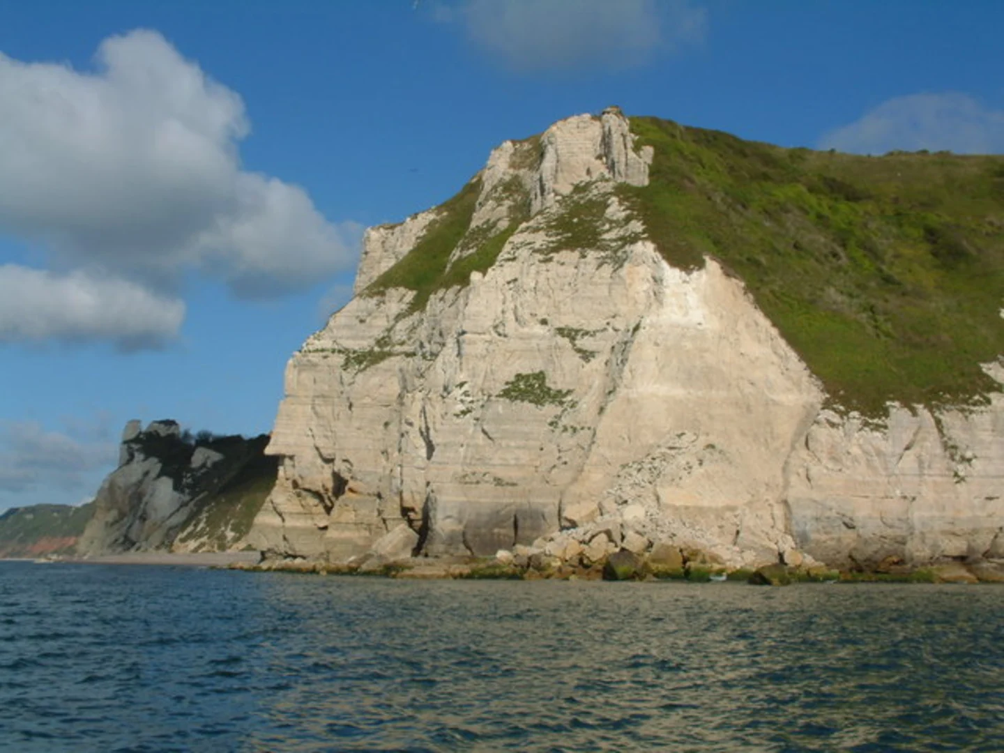 An image depicting the trail Seaton Beach, Hooken Beach and Hooken Cliffs via SWCP and its surrounding area.