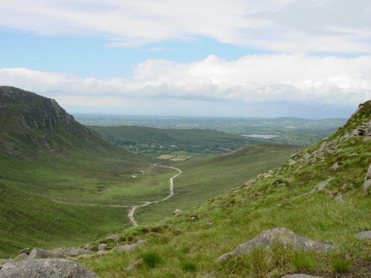 An image depicting the trail Slieve Meelbeg and Slieve Bearnagh Loop and its surrounding area.