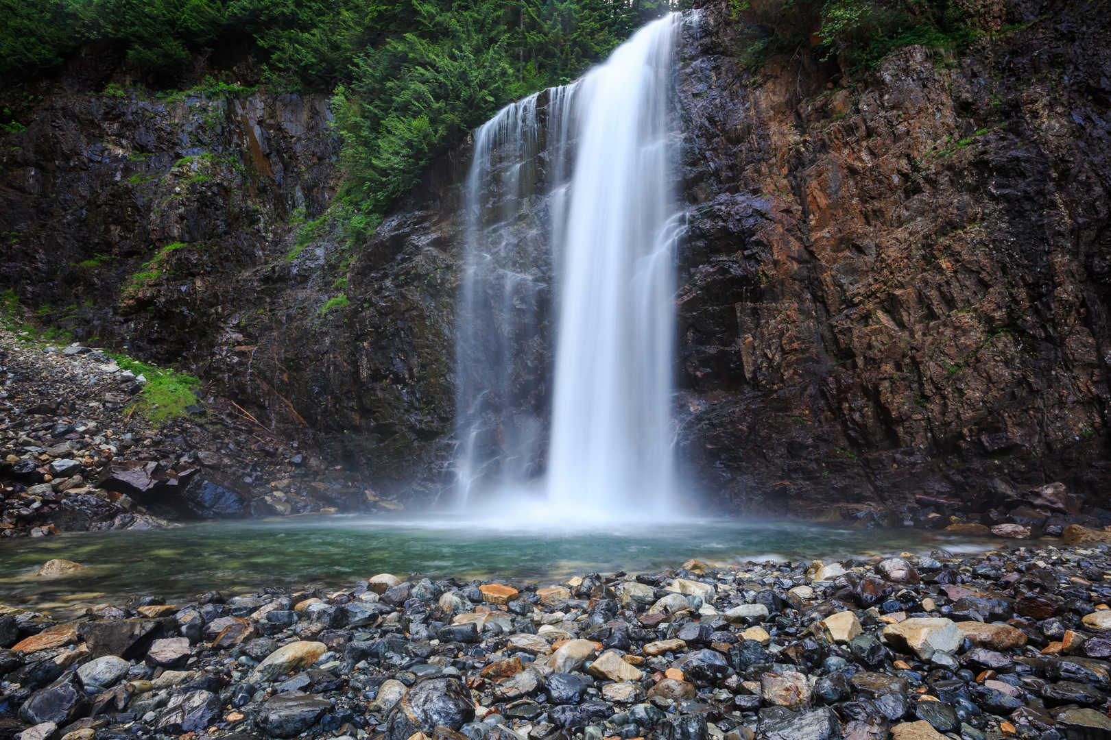 An image depicting the trail Franklin Falls and its surrounding area.