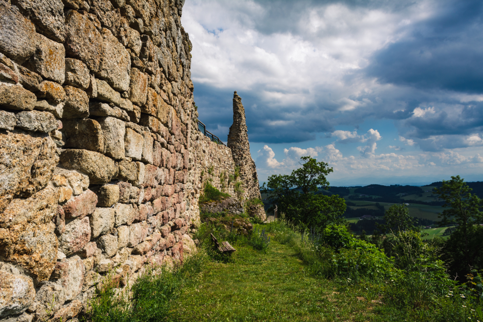 An image depicting the trail 3-Burgen-Wanderweg and its surrounding area.