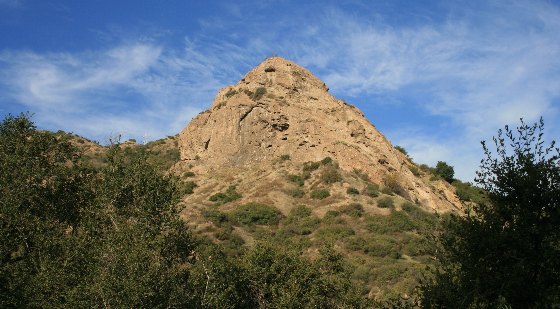 An image depicting the trail Fern Canyon, Hogback, Griffith Observatory and Bee Rock Loop Trail and its surrounding area.