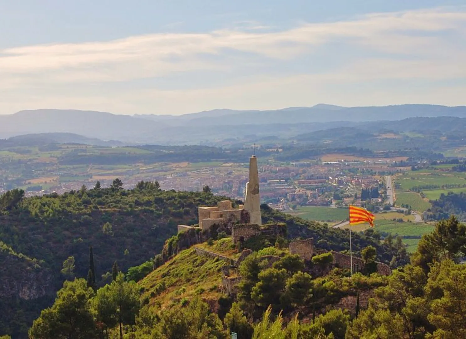 An image depicting the trail Variant of the Sierra de les Planes and the Seerra de L'Ordal PR C 156-3 and its surrounding area.