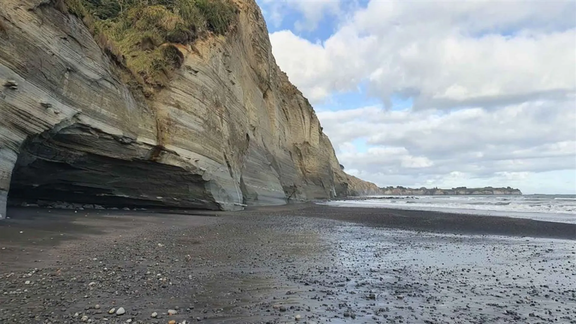 An image depicting the trail Whitecliffs Walkway and its surrounding area.