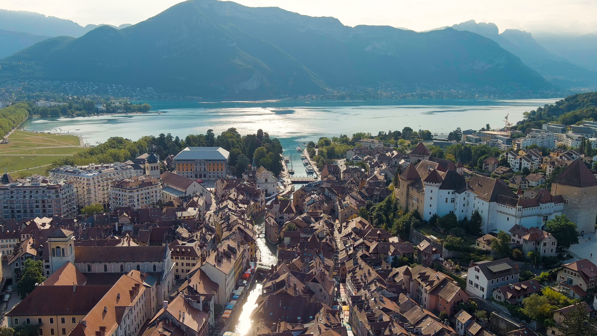 An image depicting the trail Pont de la Halle to Pont de Tassel via River Thiou and its surrounding area.