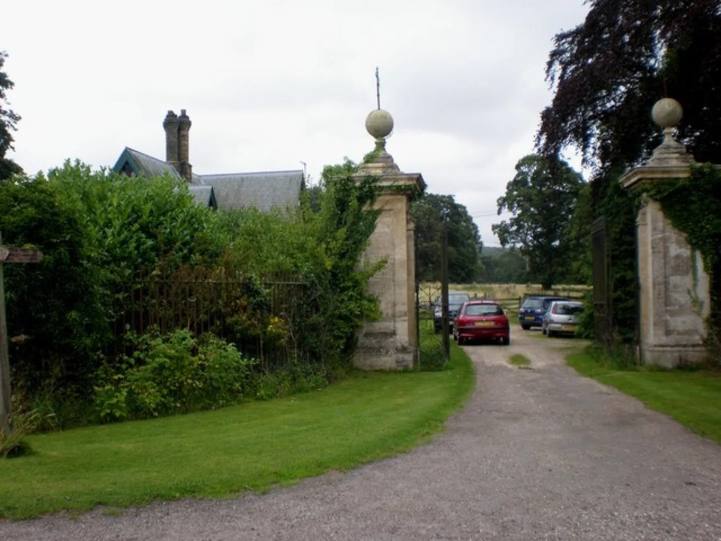 An image depicting the trail Londesborough Park Loop and its surrounding area.