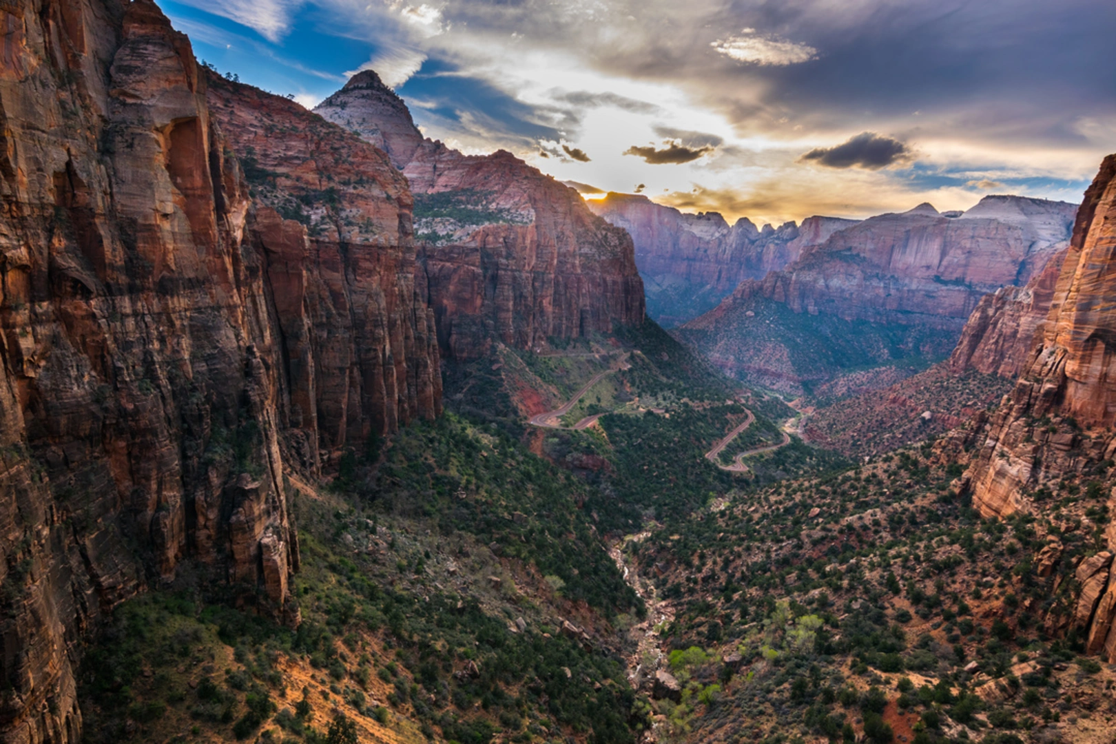 An image depicting the trail Canyon Overlook Trail and its surrounding area.
