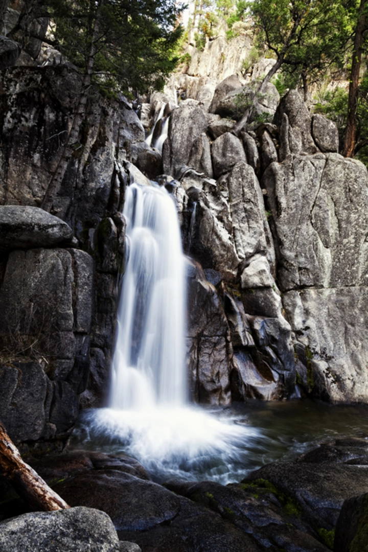 An image depicting the trail Chilnualna Falls Trail and its surrounding area.