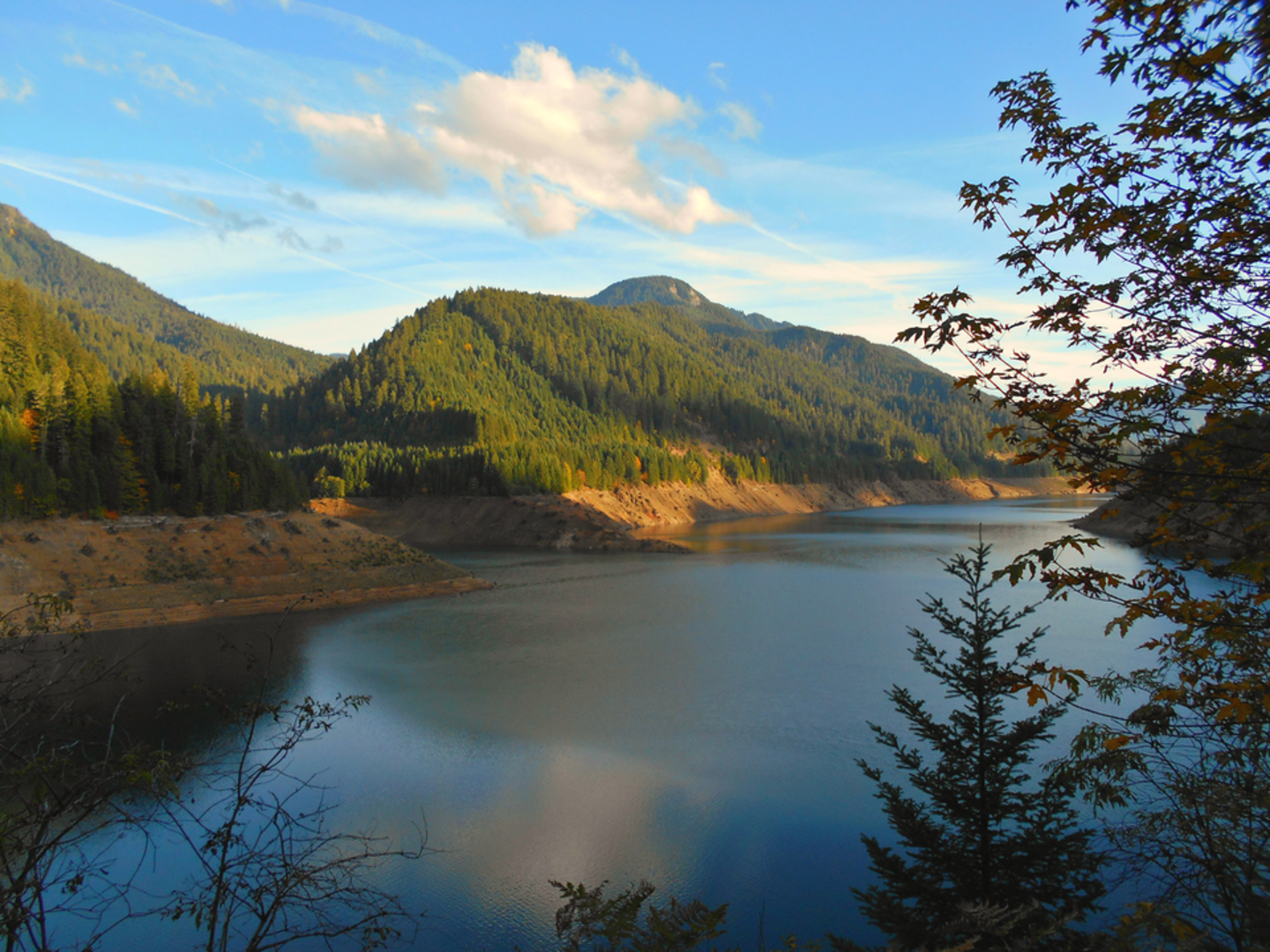 An image depicting the trail Echo Trail and its surrounding area.