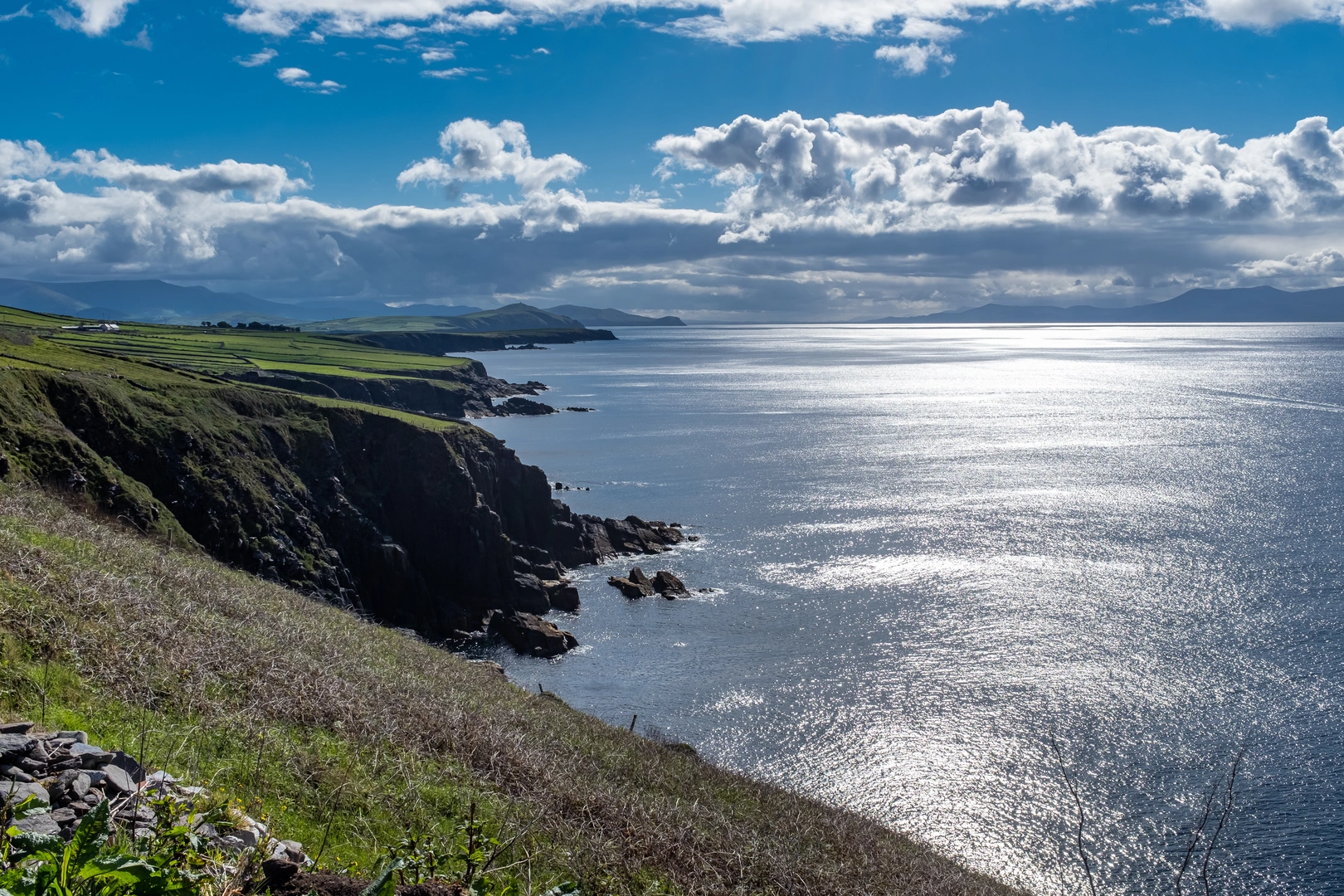 An image depicting the trail Cosan Cuas na nEighe - Dingle and its surrounding area.
