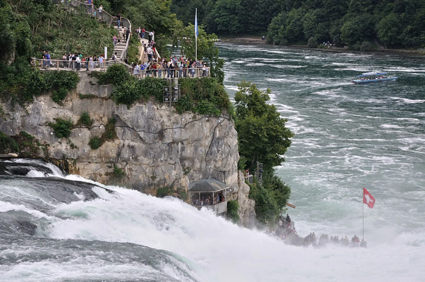 An image depicting the trail Rheinfall-Rundweg and its surrounding area.