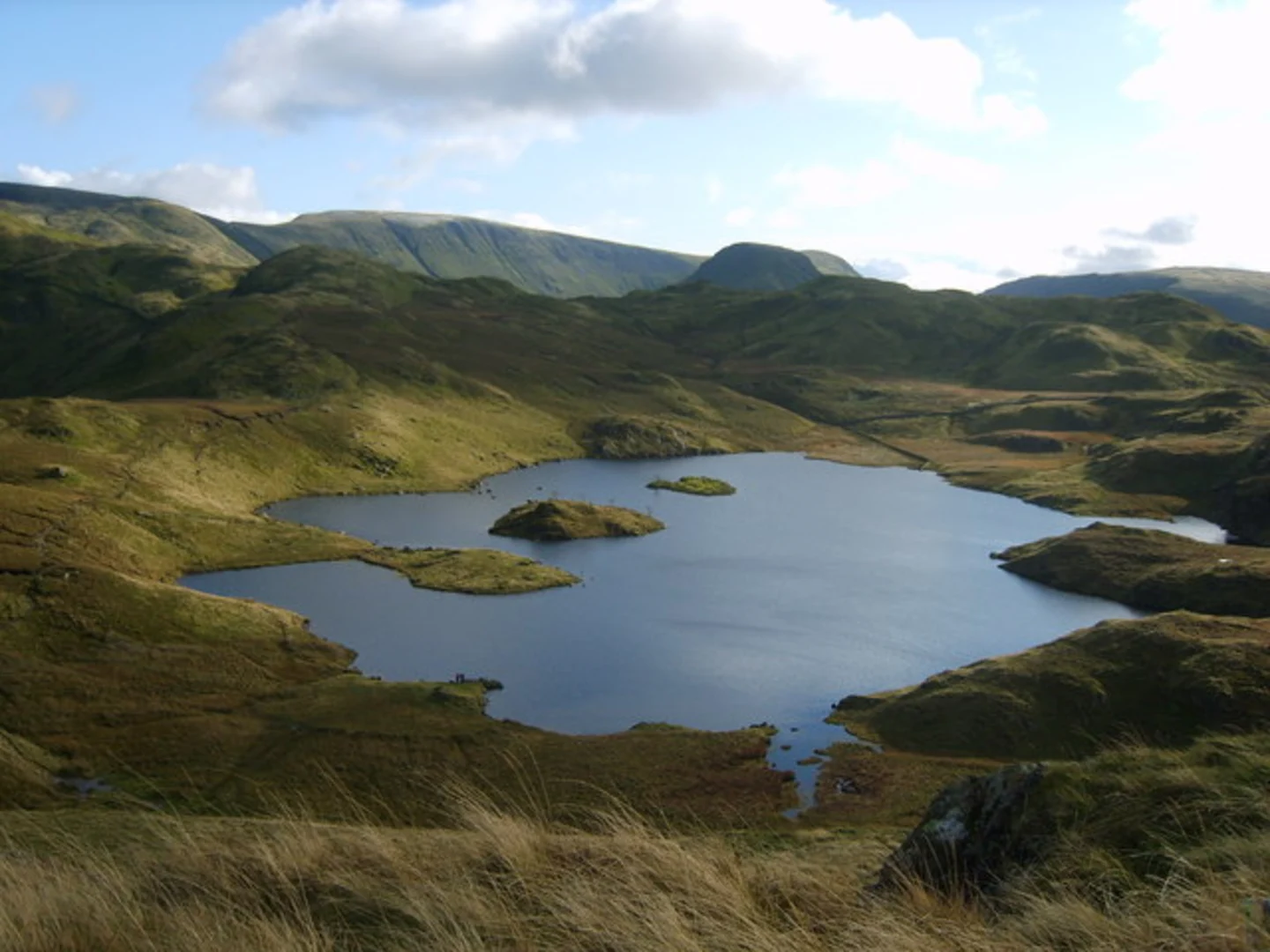 An image depicting the trail Angle Tarn, Rossett Pike and Old and New Dungeon Ghyll Hotel Loop and its surrounding area.