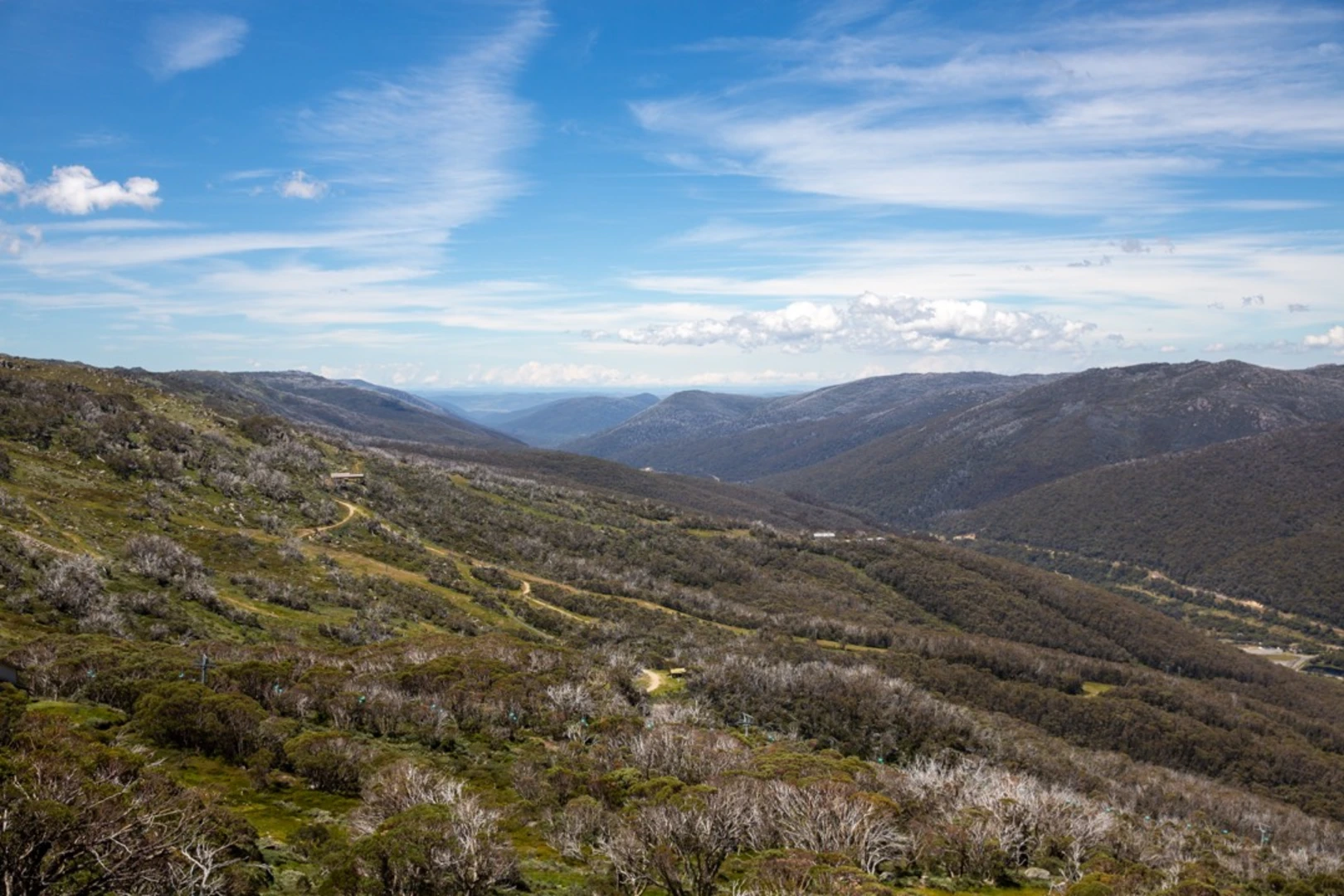 An image depicting the trail Main Range Walk and its surrounding area.