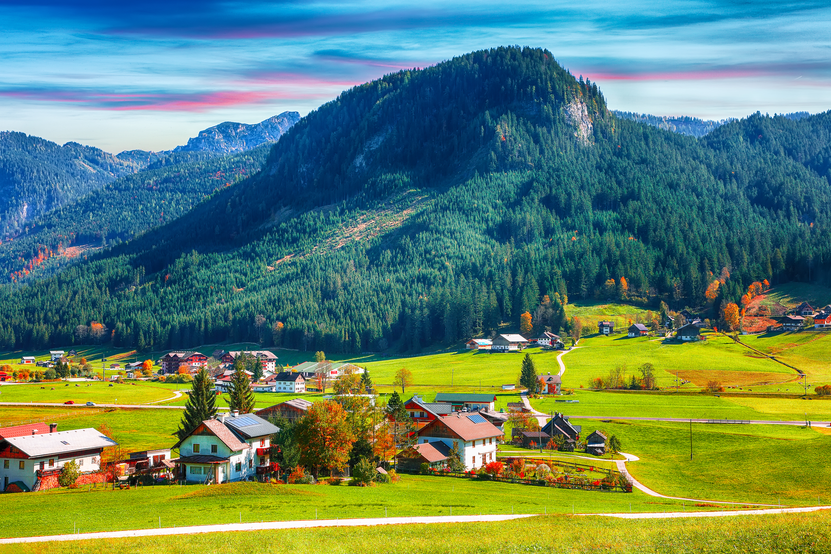 An image depicting the trail SalzAlpenSteig and its surrounding area.