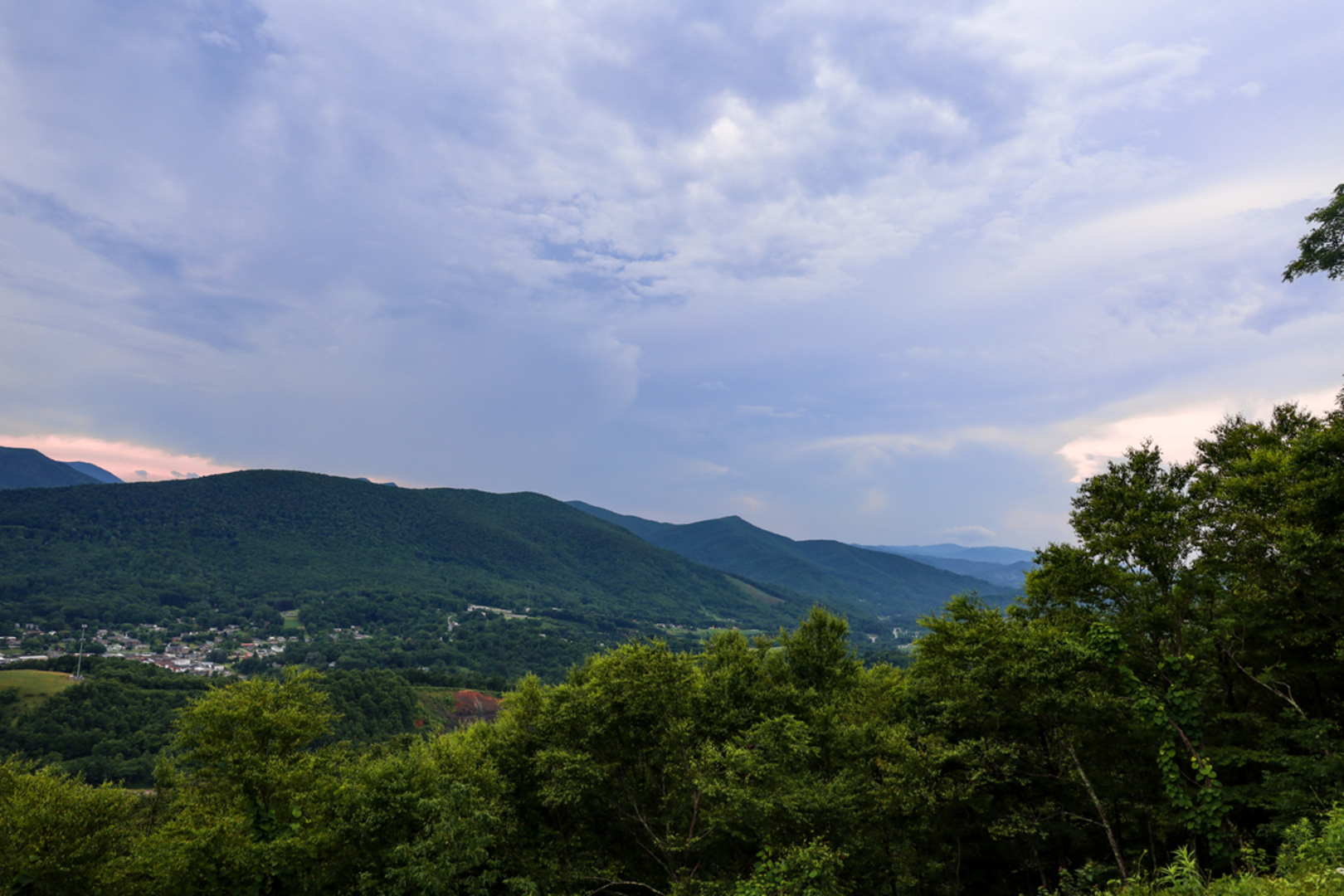 An image depicting the trail Bluff Mountain Loop Trail and its surrounding area.