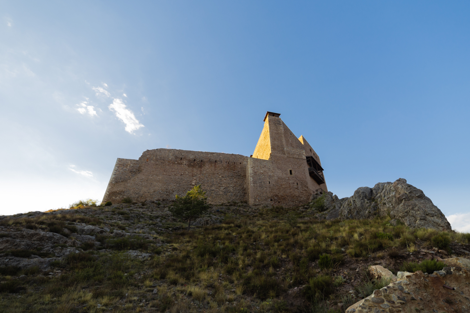 An image depicting the trail GR 8 Aragón and its surrounding area.