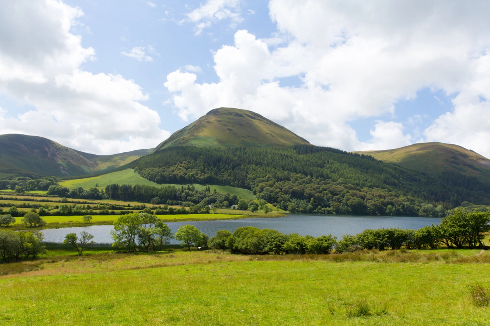 An image depicting the trail Fellbarrow and its surrounding area.