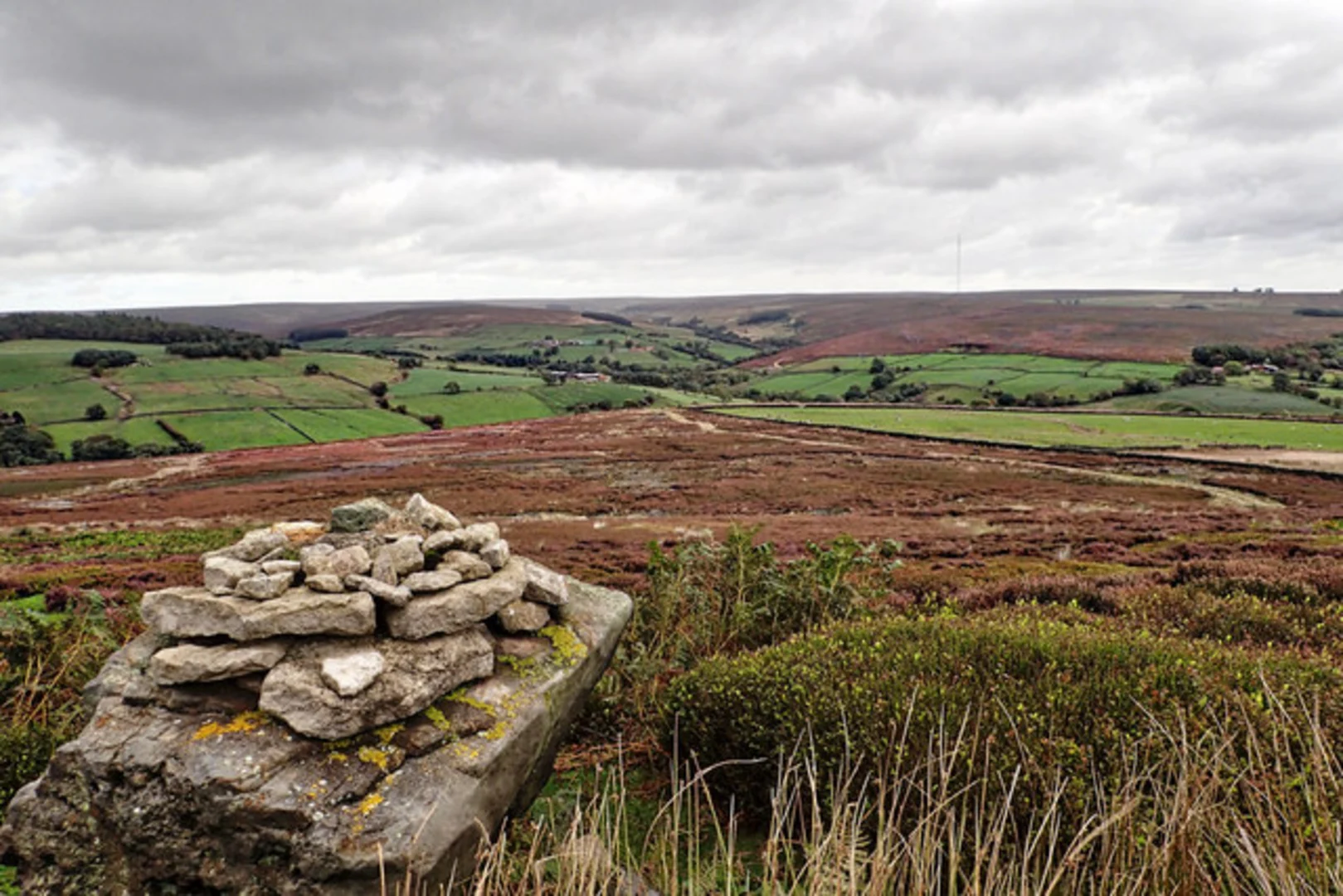An image depicting the trail Arden Great Moor - White Stones and Thorodale and its surrounding area.