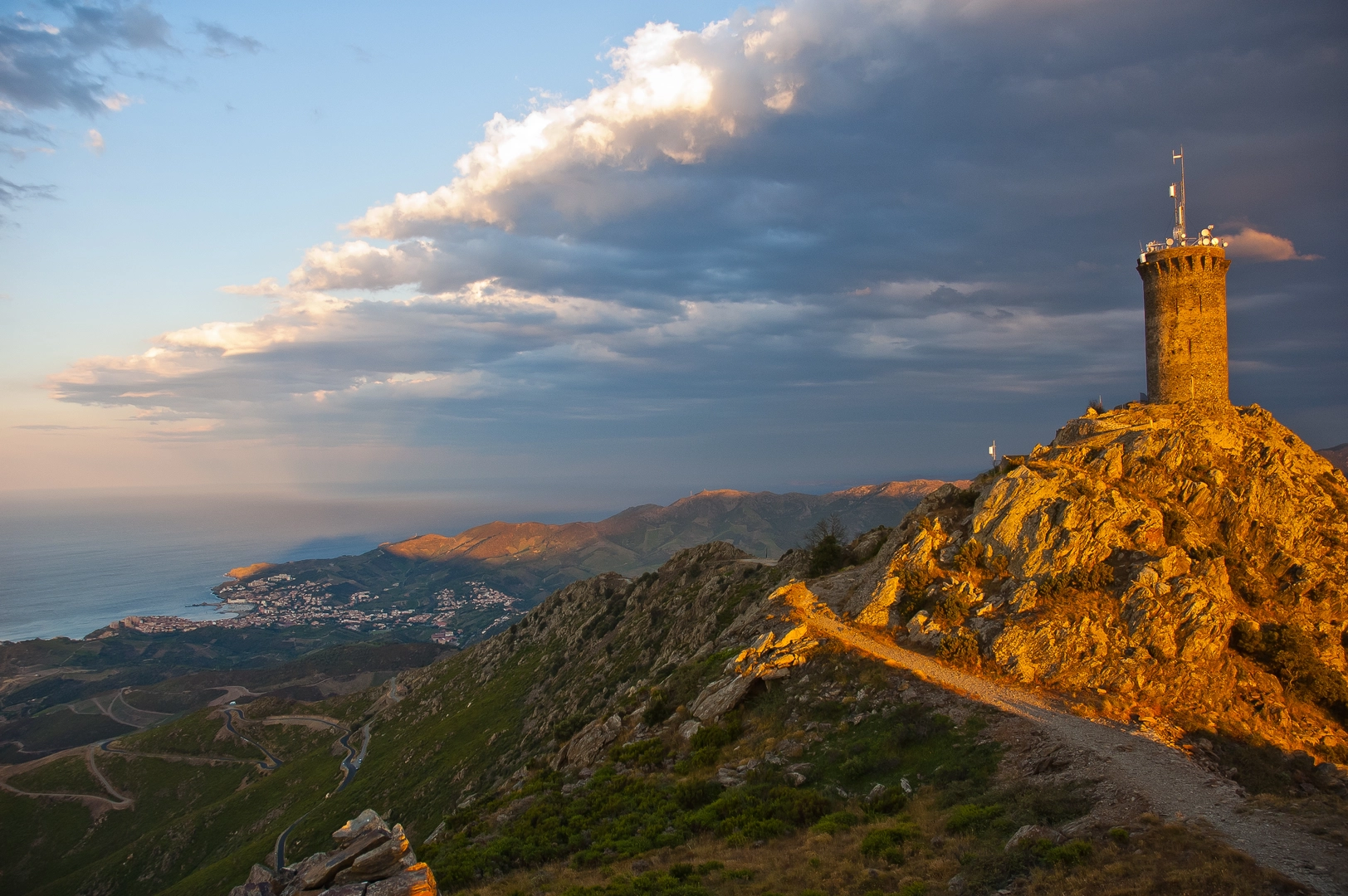 An image depicting the trail Haute Randonnée Pyrénéenne and its surrounding area.
