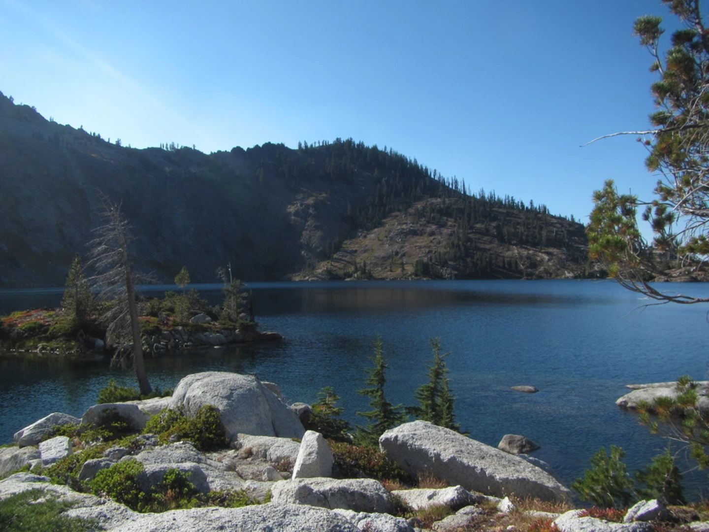 An image depicting the trail Caribou Lake to Triangle Lake Loop Trail and its surrounding area.