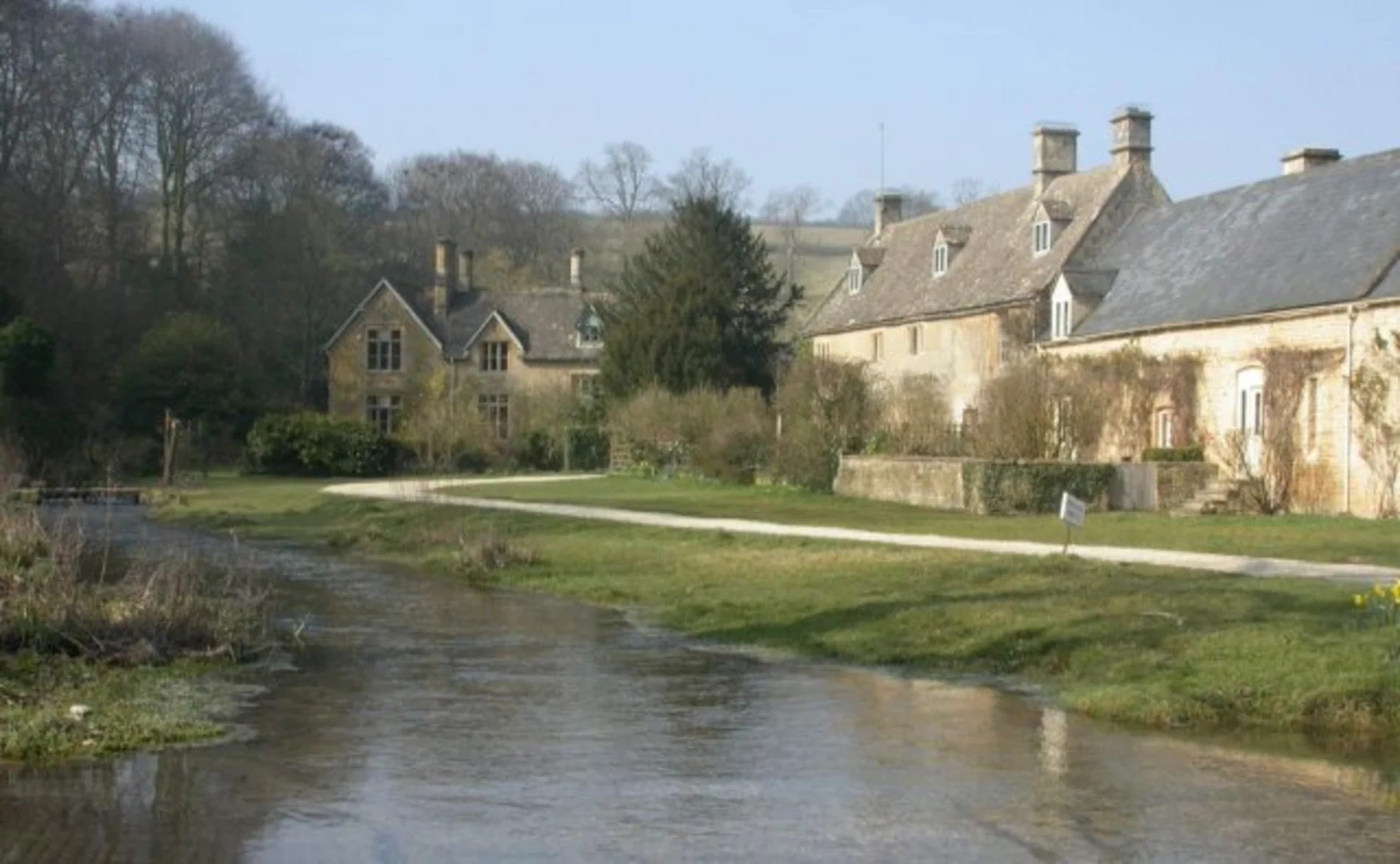 An image depicting the trail River Windrush via Windrush Way and Heart of England Way and its surrounding area.