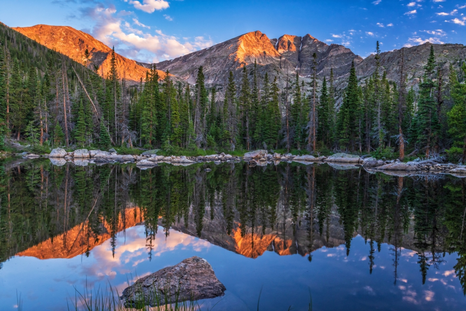 An image depicting the trail Ypsilon Lake Trail and its surrounding area.