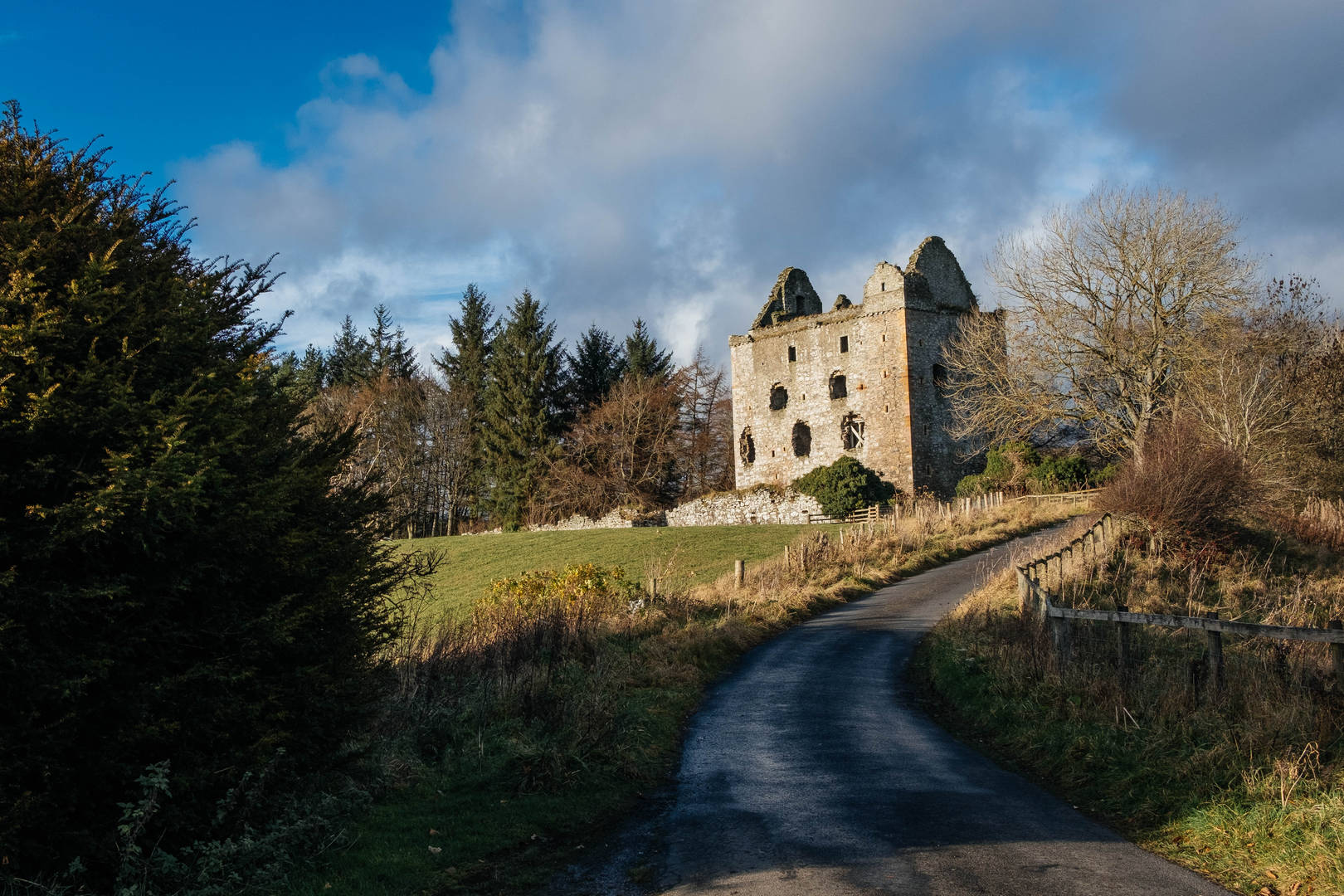 An image depicting the trail Newark Castle, Newark Hill, Fastheugh Hill and Howe Bottom Loop and its surrounding area.