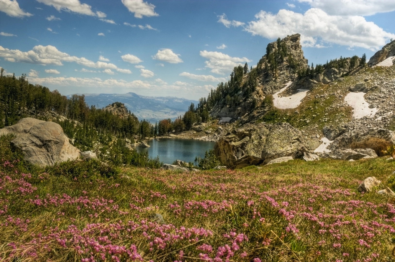 An image depicting the trail Surprise and Amphitheater Lakes Trail and its surrounding area.