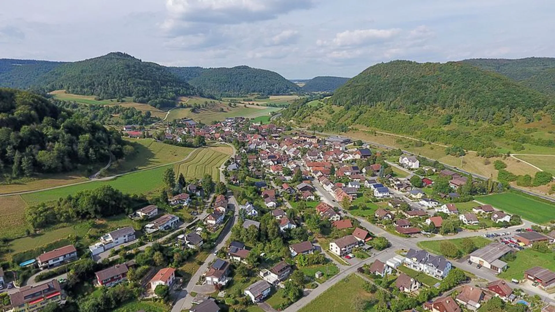 An image depicting the trail Klettgau-Rhein-Weg and its surrounding area.