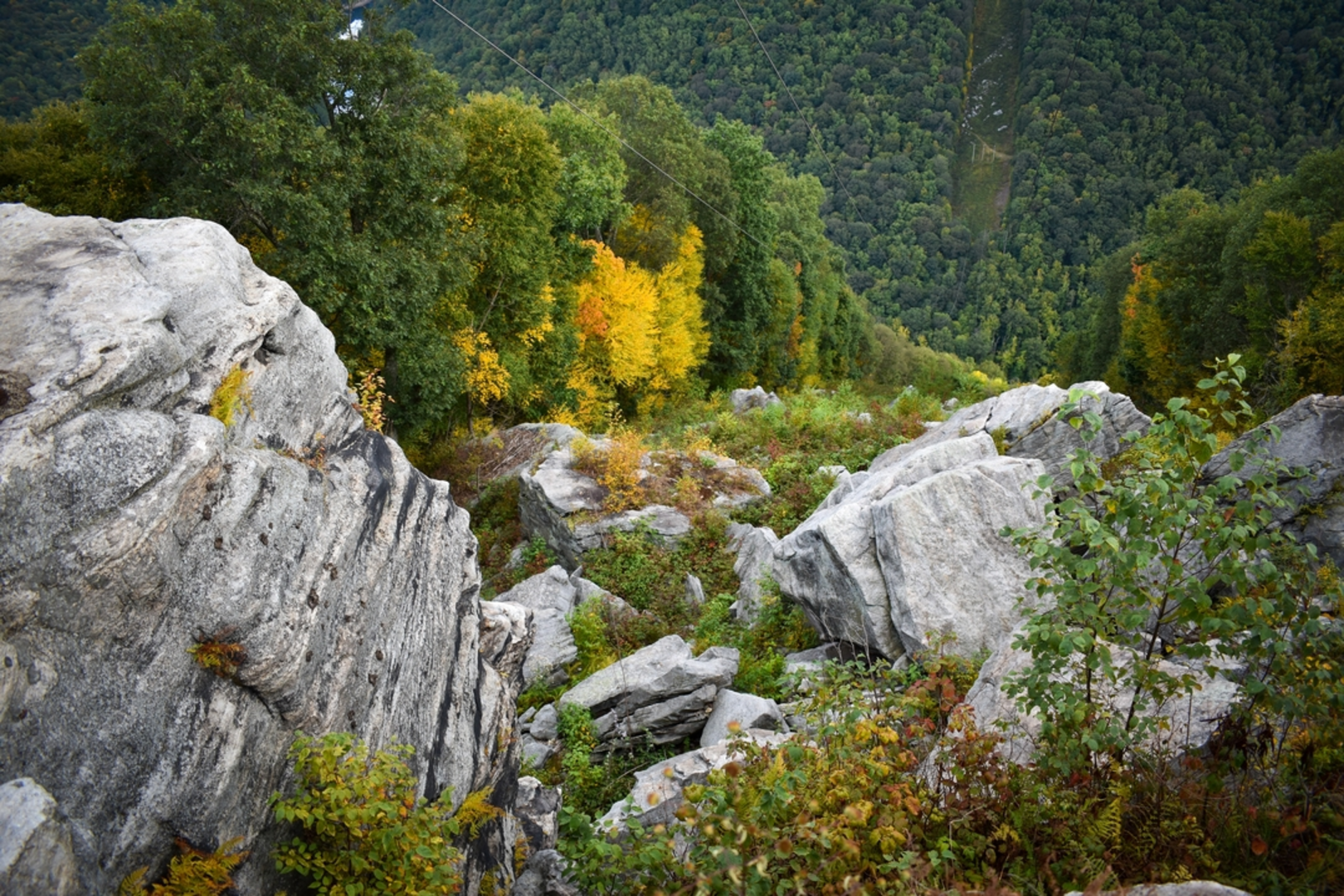 An image depicting the trail Raven Rock and its surrounding area.