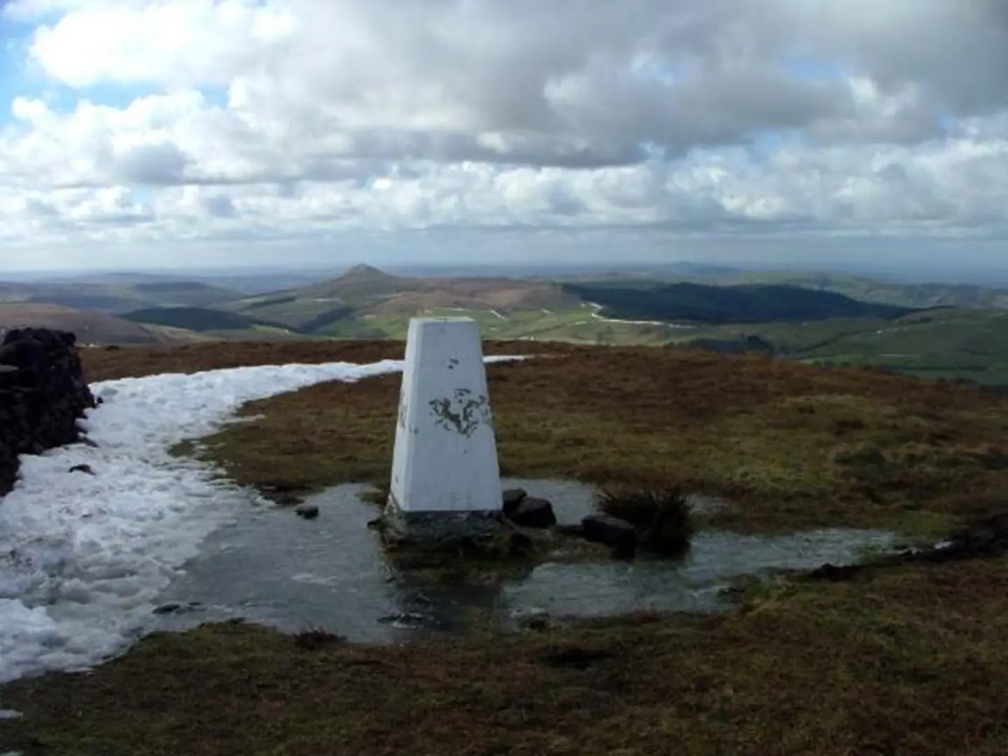 An image depicting the trail Shining Tor and Cats Tor Loop from Lamaload Reservoir and its surrounding area.
