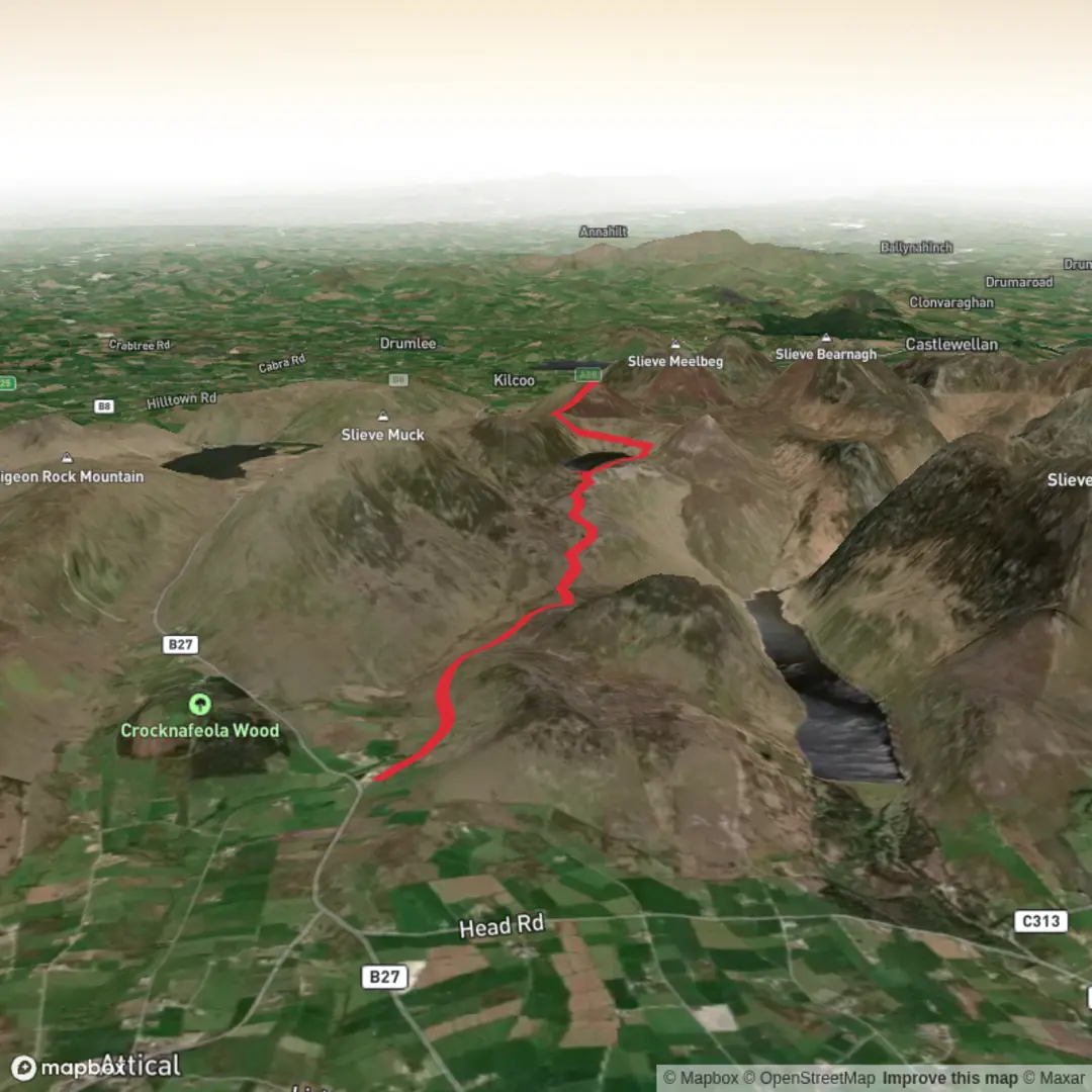 An image depicting the trail Lough Shannagh and its surrounding area.